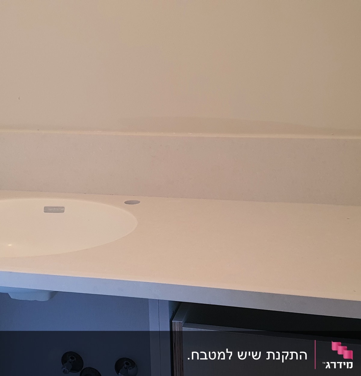 משטח שיש לבן עם כיור עגול מובנה